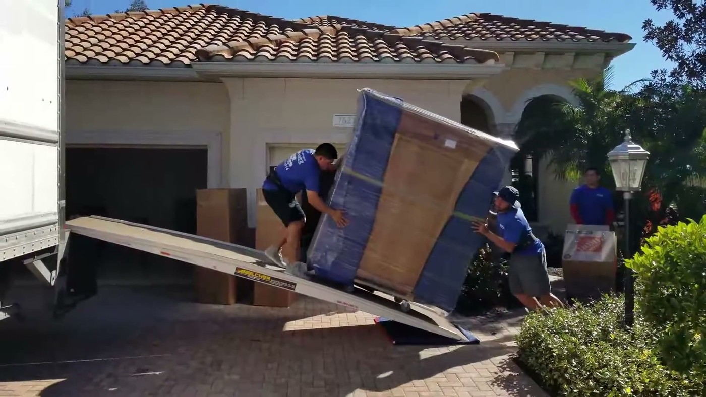 Move Doctors crew loading a truck in El Paso, Texas